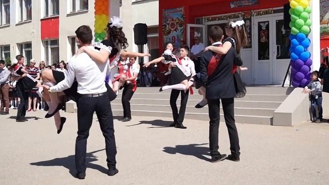 Школьный вальс. Школа 58. Астрахань. Выпуск 2015 смотреть онлайн
