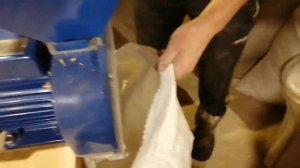 Зернодробилка Зубр в работе.