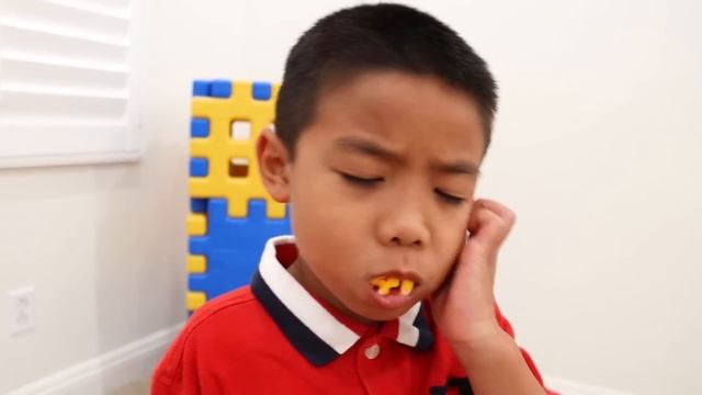 Wendy And Alex Pretend Play Going To The Dentist | Kids Eat Candy And Brush Teeth