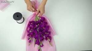 Букет с гладиолусами своими руками. Букет из бумажных цветов. Упаковка букета в пленку.