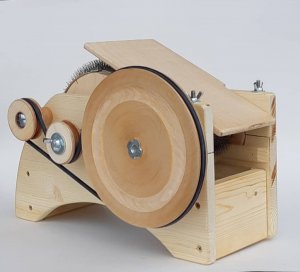 Используем кардер для чесания шерсти правильно.