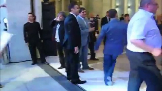 Медведев танцует под "ГЕНУ-В ПРЕЗИДЕНТЫ!" смотреть онлайн