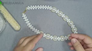 сделайте это красивое жемчужное ожерелье.