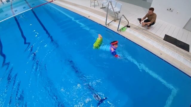 NON-DROWNING SUIT #2 | Will it help to OVERCOME FEAR | Experiment with 100 baloons in swimming pool смотреть онлайн