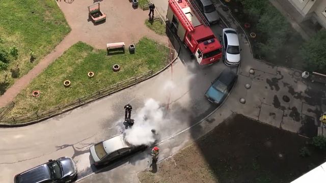 От выкинутого с балкона верхних этажей окурка , загорелась машина (((((
