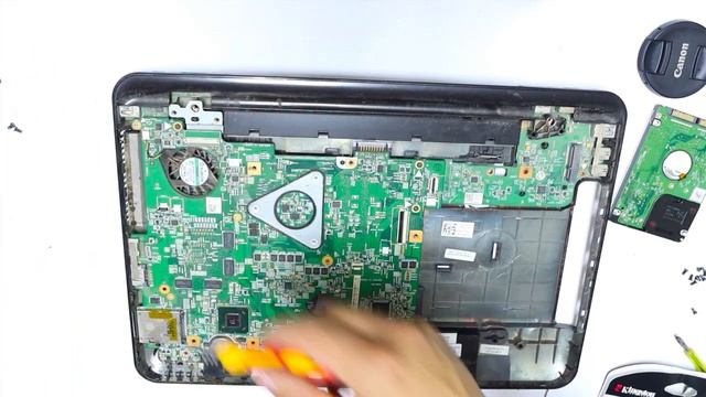 شرح فك وتركيب لاب توب dell inspiron n5110 وتركيب هارد SSD смотреть онлайн