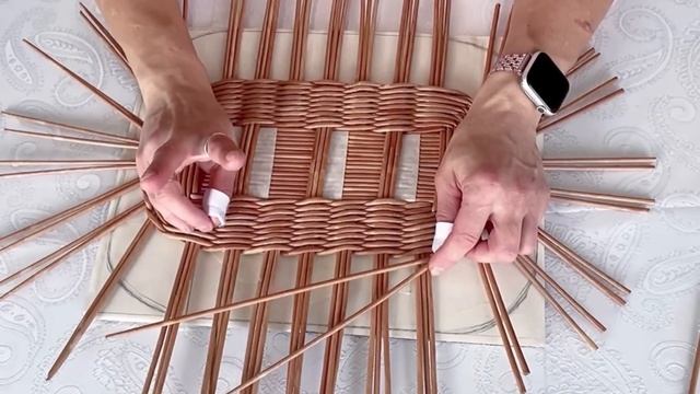 Корзина из бумажной лозы. УРОК 1 Плетение дна и формирование бортов. смотреть онлайн