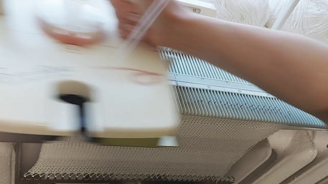 Поперечное вязание детской юбки на 1 фонтурной вязальной машине в складку