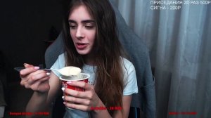 Mareasy кушает йогурт