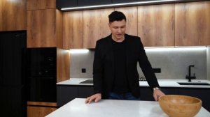 Обзор кухни с островом.