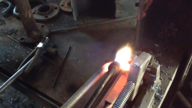 Гнём отвод с помощью резака. смотреть онлайн