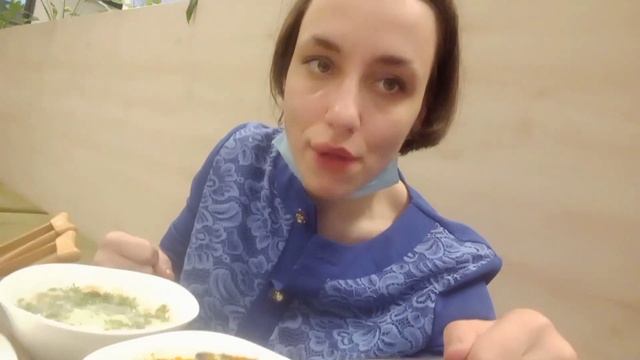 Мы с папой в кафе! Тестирую блюда... Наконец-то есть супик! смотреть онлайн