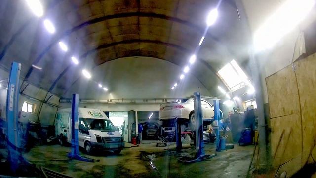 Автомобиль на СТО во время ремонта. Тюмень смотреть онлайн