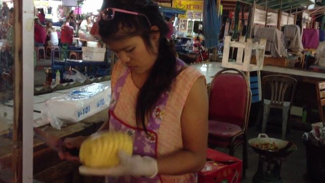 Тайланд.Как правильно нужно чистить ананас. смотреть онлайн