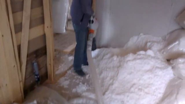 Задувка термоваты сухого пеноизола смотреть онлайн