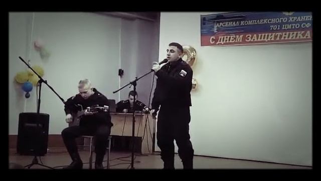 Шикарно поет песню под гитару "В военкомате случай был" смотреть онлайн
