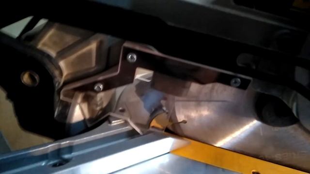 Пылеудаление на торцовочную пилу DeWALT DW 713 смотреть онлайн
