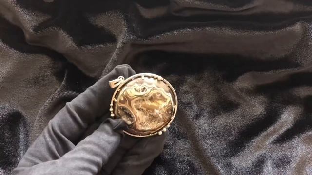 Авторский кулон c аммонитовой жеодой с природным гипсом | Pendant with ammonite Simbircite смотреть онлайн