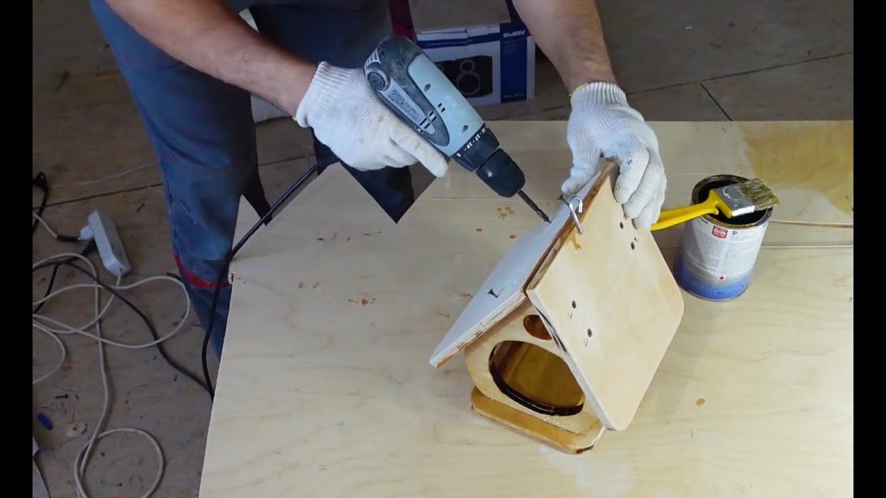 ПРОСТАЯ И УДОБНАЯ КОРМУШКА ДЛЯ ПТИЦ!!! смотреть онлайн