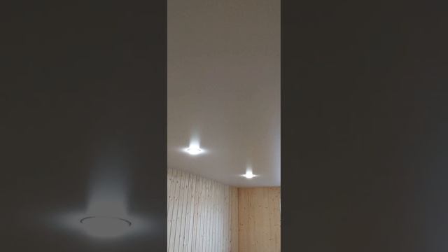 монтаж натяжного потолка | сатин белый | светильники | декоративная вставка смотреть онлайн