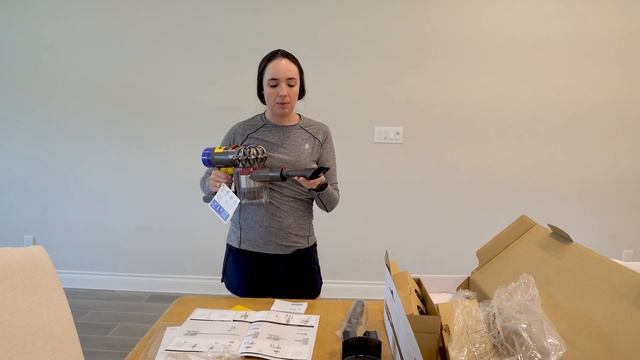 Unboxing and Test of the Dyson V8 Motorhead Cordless Stick Vacuum Cleaner смотреть онлайн