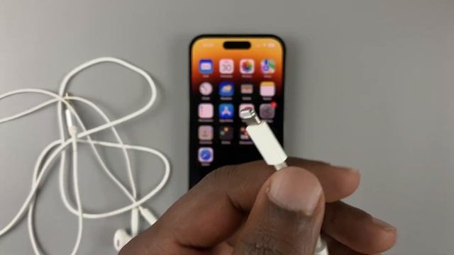 iPhone 14 / iPhone 14 Pro: How To Connect 3.5mm Wired Headphones смотреть онлайн