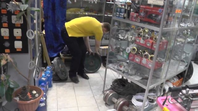 Дима поднимает и фиксирует два блина МВ Barbell 50kg смотреть онлайн