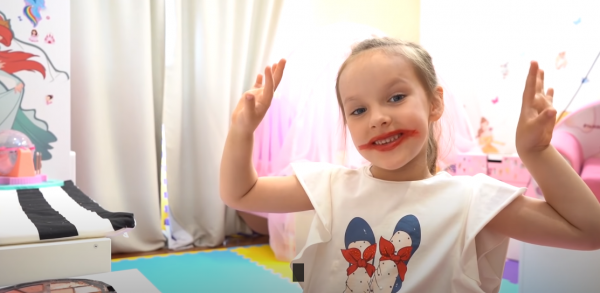 Селена и веселая история для детей про косметику