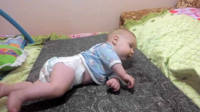 Малыш учится переворачиваться на живот смотреть онлайн