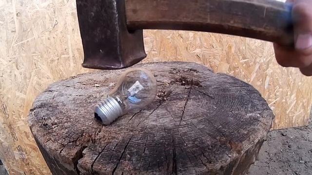 Что будет если ударить кувалдой по лампочке? Кувалда против лампы накаливания. смотреть онлайн