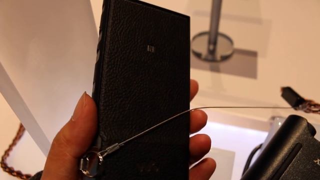 Sony Walkman NW-ZX2 Lossless Music Player Close-Up смотреть онлайн