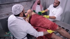 Как мыть покойника и покрытие его в саван.