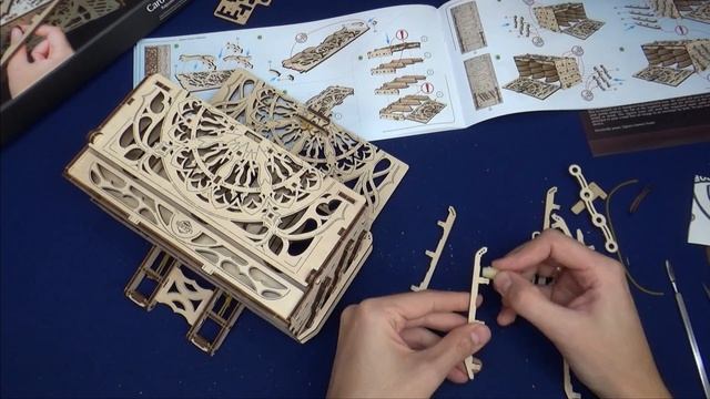 Кардхолдер от UGEARS. смотреть онлайн