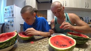 КТО БЫСТРЕЕ СЪЕСТ АРБУЗ, ПОЛУЧИТ ДЕНЬГИ !