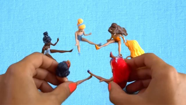 Диснеевские принцессы меряют платья. Видео для детей. Disney Princess MagiClip Collection смотреть онлайн
