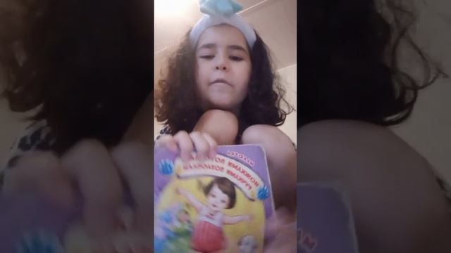 2 хомячело делает обзор на книги и обшаетсЯ с потпишиками