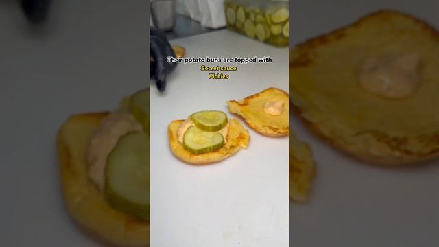 People are calling this the BEST BURGER in New York City – 7th Street Burger! смотреть онлайн