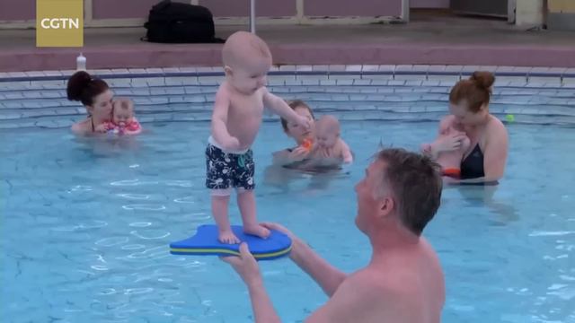 "Baby Whisperer" makes babies under four months stand on their own смотреть онлайн