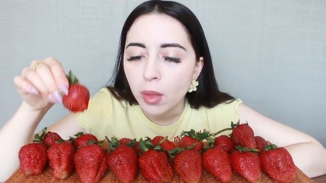 MUKBANG C ГИГАНТСКОЙ КЛУБНИКОЙ asmr Ayka Emilly смотреть онлайн