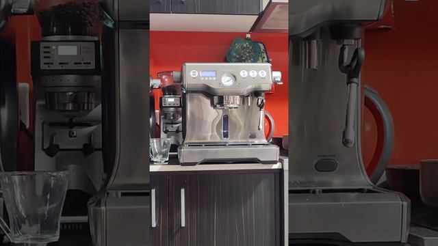 Making a coffee on Shelly's BES920 смотреть онлайн