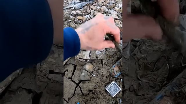 ЧТО ЛЕЖИТ НА ДНЕ ВОДОЁМА. #shorts #находки #поискзолотанапляже смотреть онлайн
