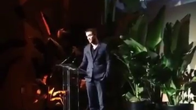 Роберт Паттинсон произносит речь на Go Gala 2017 смотреть онлайн