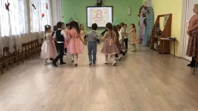 «Мамин день» Общий парный танец на 8 марта. Старшая группа в детском саду смотреть онлайн
