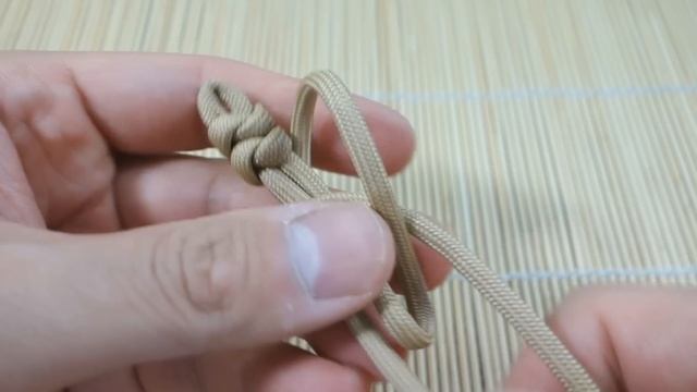 How to Make a Mad Max Snake Knot Paracord Bracelet Tutorial смотреть онлайн