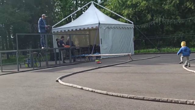 Коля на трассе. Гонки радиоуправляемых моделей. смотреть онлайн