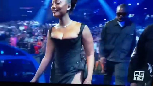 Wizkid’s Essence ft. Tems & Justin Bieber Wins Best Collab at The BET Awards 2022 | Watch смотреть онлайн