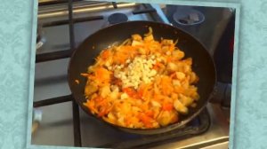 Рецепт: Суп грибной с фунчозой (постный и диетический). Мужчина на кухне.