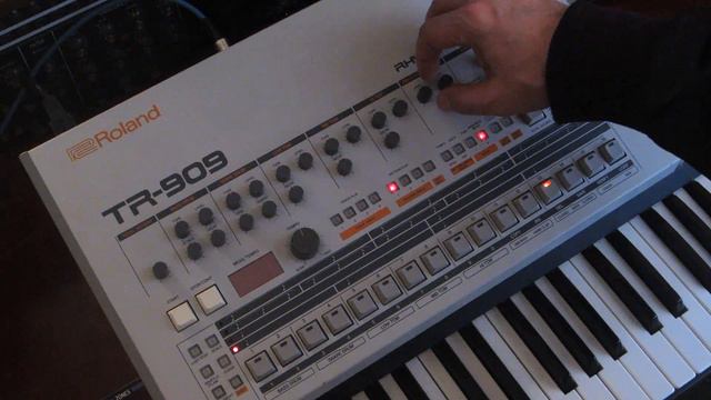 Roland TR-909 currently on eBay смотреть онлайн