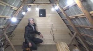 Обшила фронтон внутри дома вагонкой