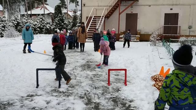 Игры на свежем воздухе."Кто быстрее забьет шайбу? смотреть онлайн